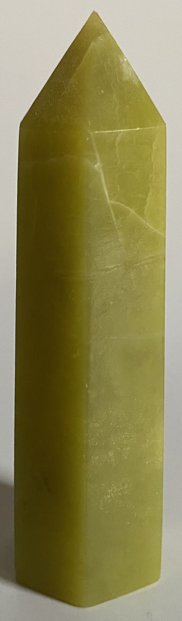 Obelisc de 8.5cm din piatra semipretioasa de jad lemon pe fundal alb