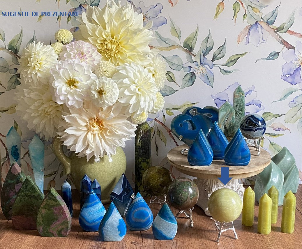 Decor cu sfera din piatra semipretioasa de jad lemon pe suport metalic cu vaza cu dalii