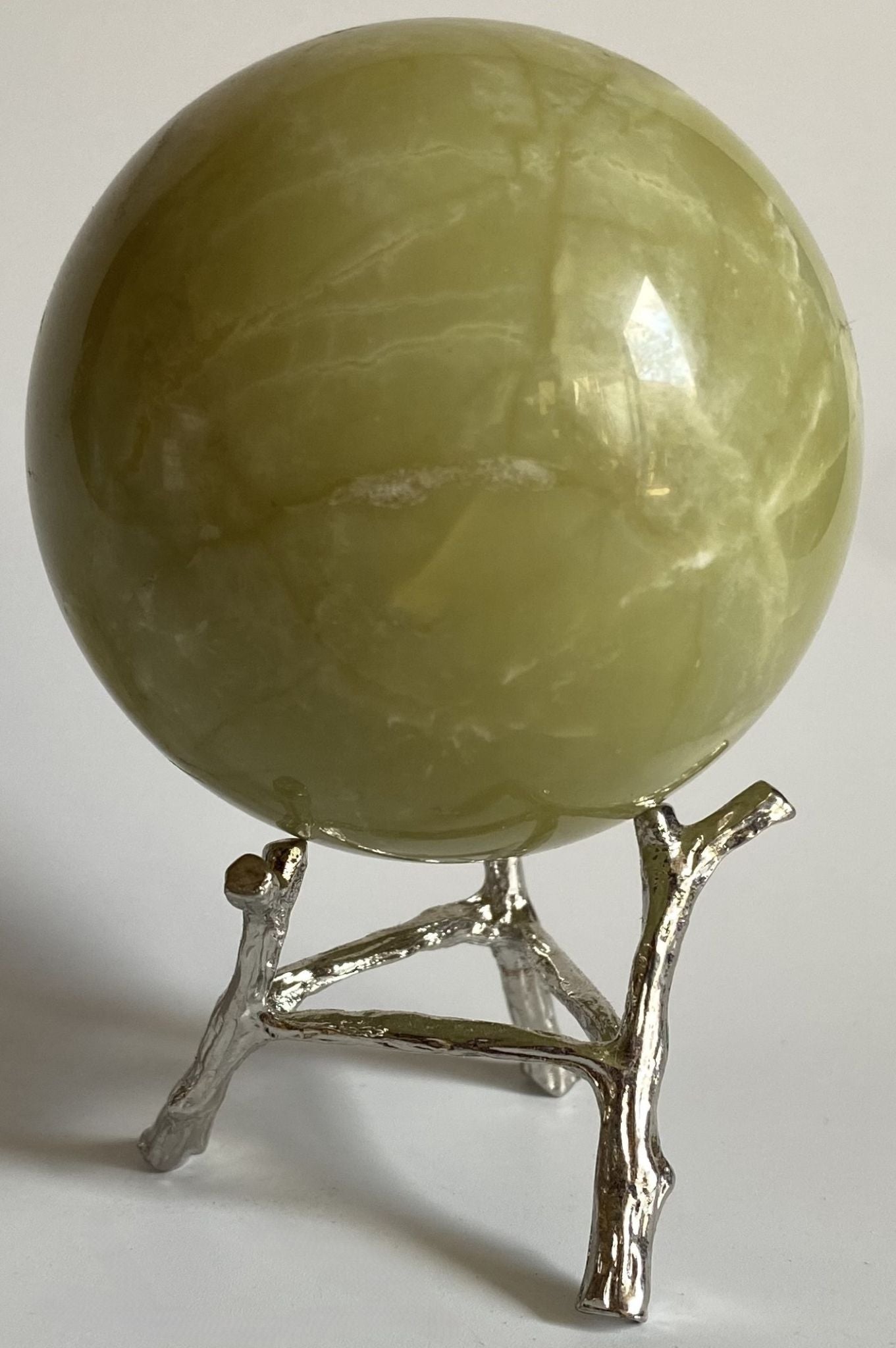 Sfera din cristal de jad lemon pe suport metalic cu fundal alb