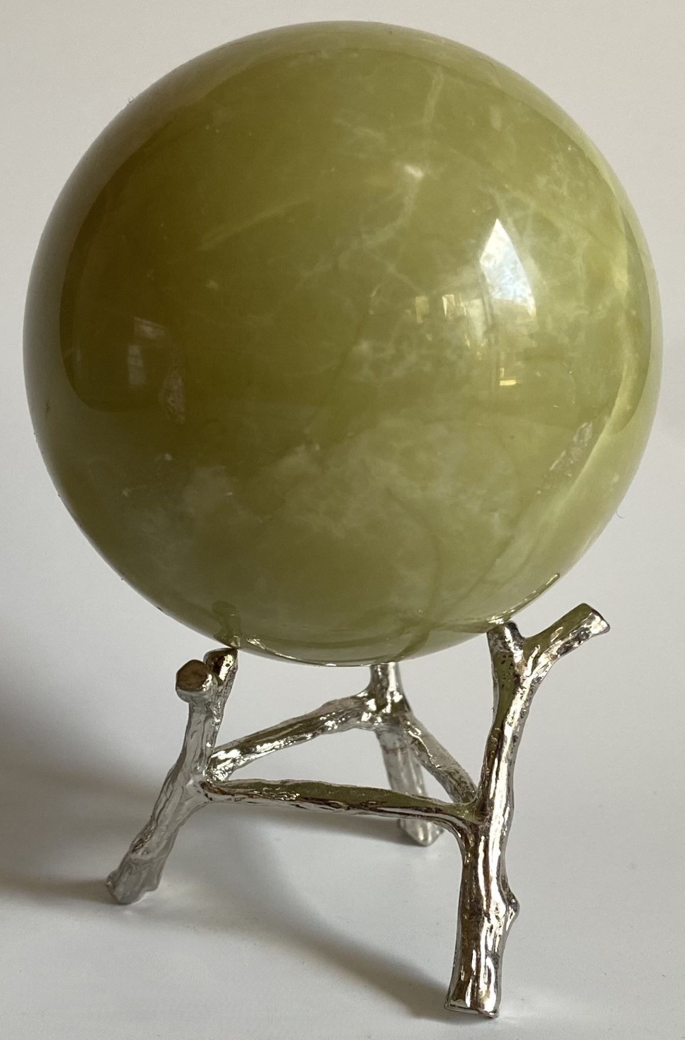 Sfera de 6.7cm din piatra semipretioasa de jad lemon pe suport metalic cu fundal alb