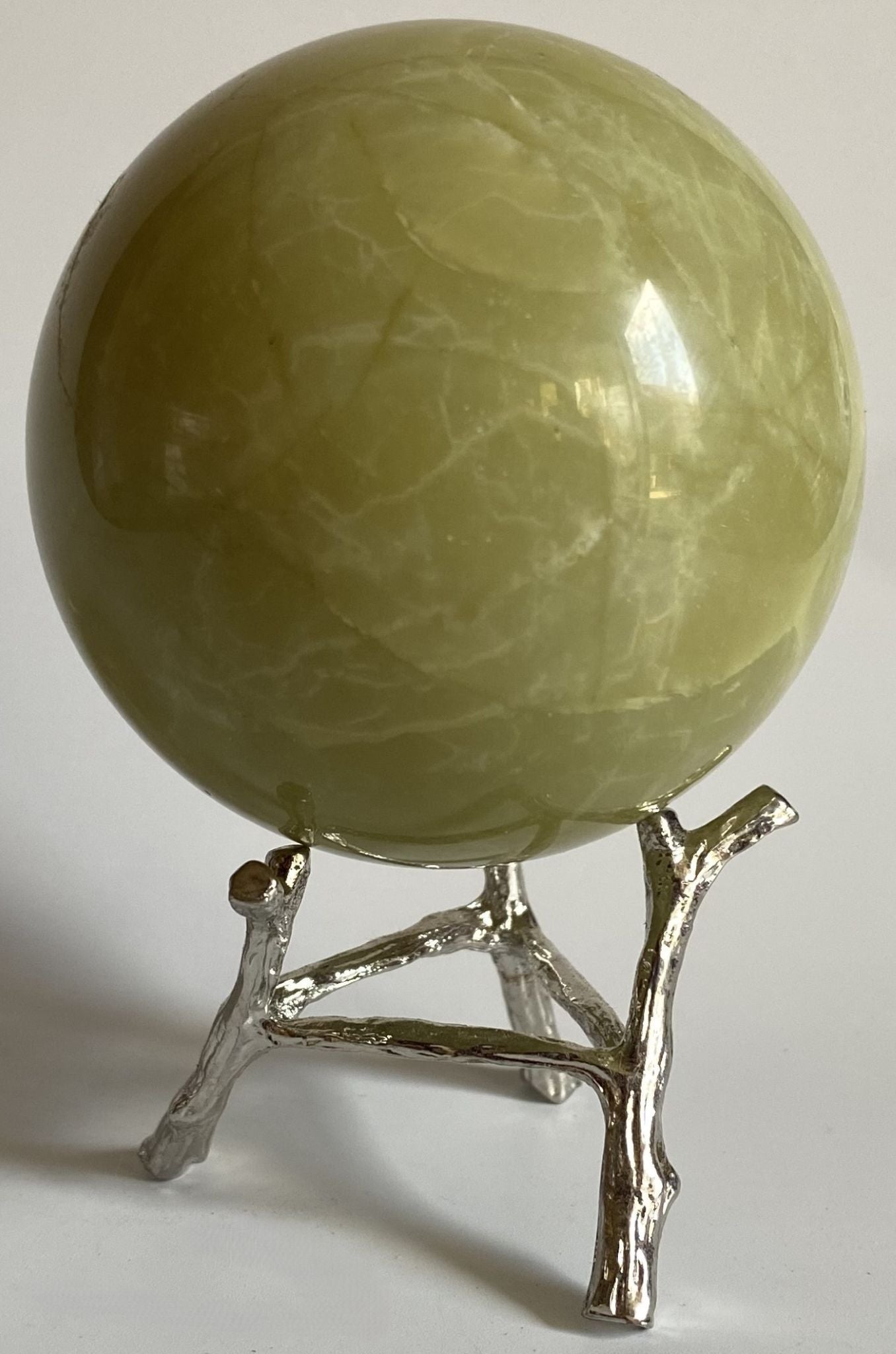 Sfera de 6.7cm din cristal de jad lemon pe suport metalic cu fundal alb