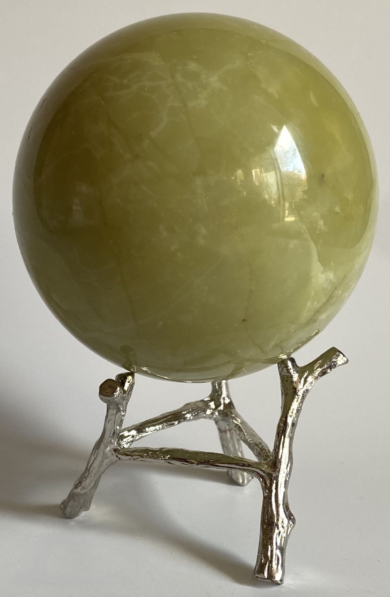 Sfera decorativa de 6.7cm din cristal de jad lemon pe suport metalic cu fundal alb