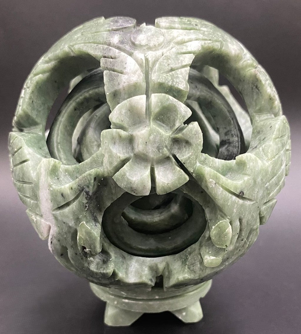 Sfera Linglong din piatra semipretioasa de jad xiuyan pe fundal negru