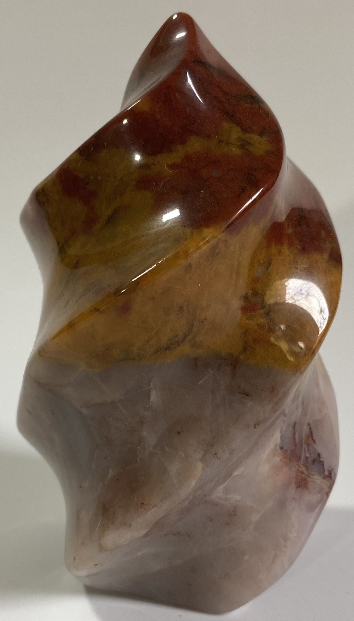 Sculptura din cristal de jasp 3 culori pe fundal alb