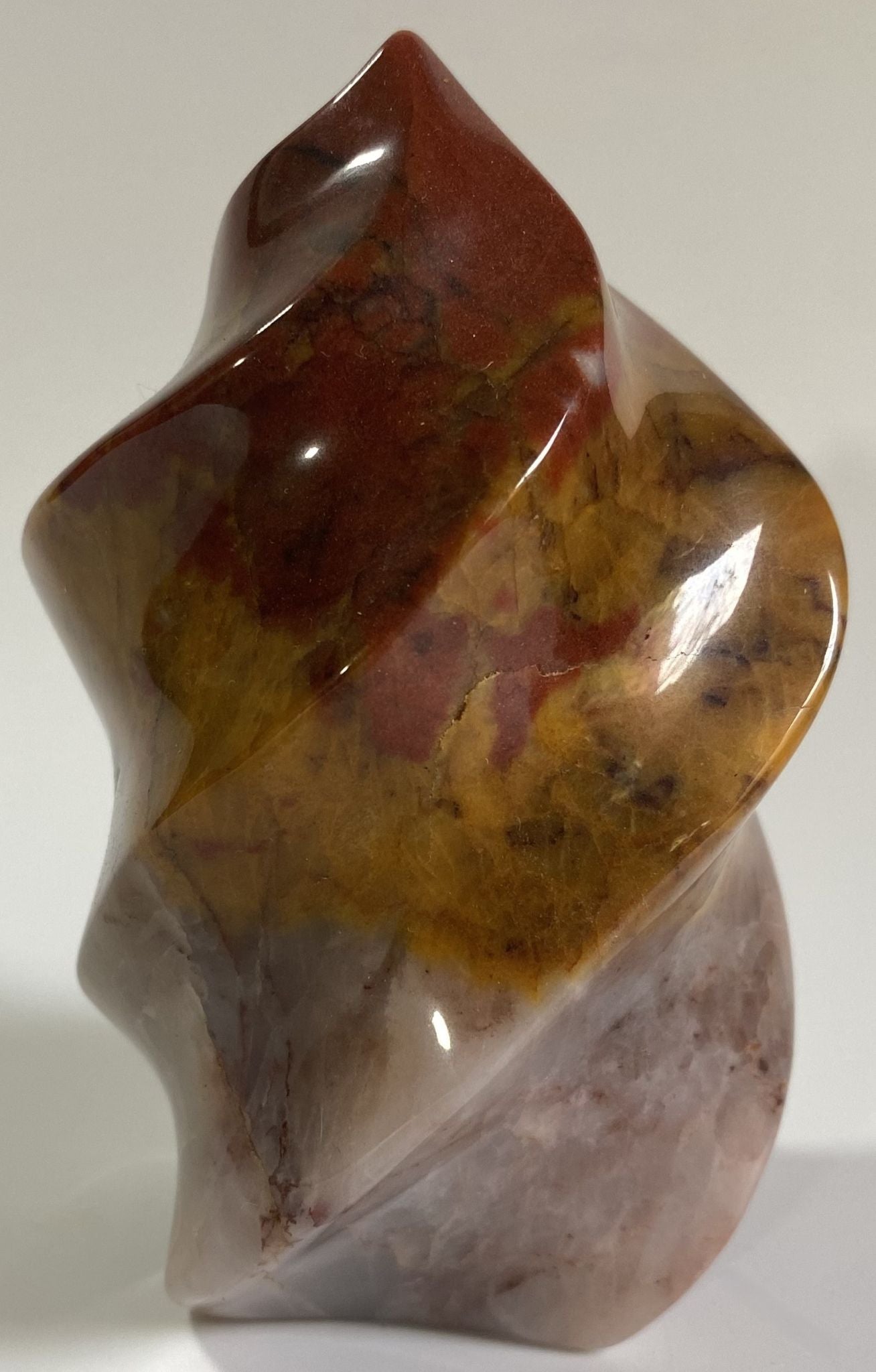 Sculptura de 10.3cm din piatra semipretioasa de jasp 3 culori pe fundal alb