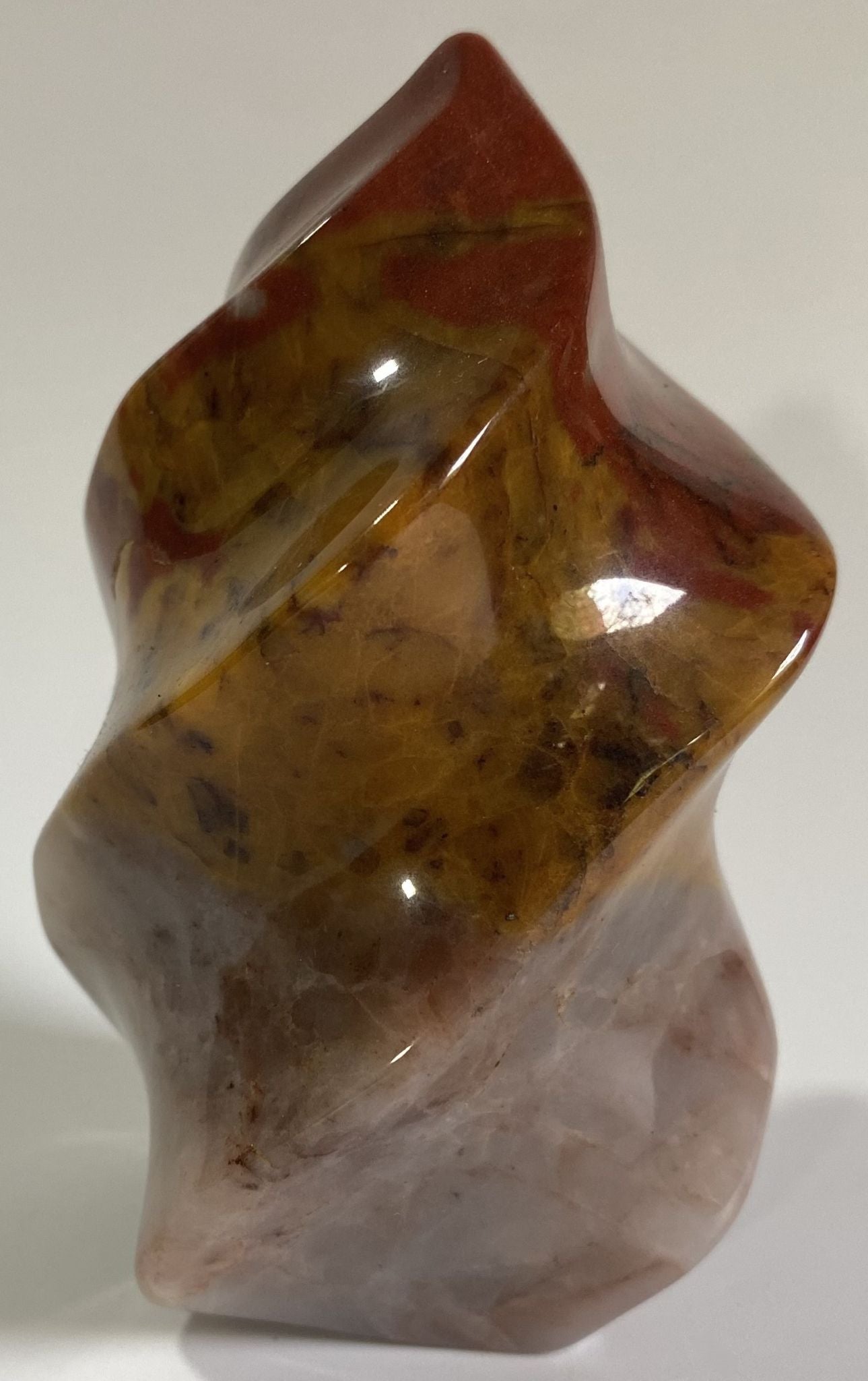 Sculptura de 10.3cm din cristal de jasp 3 culori pe fundal alb