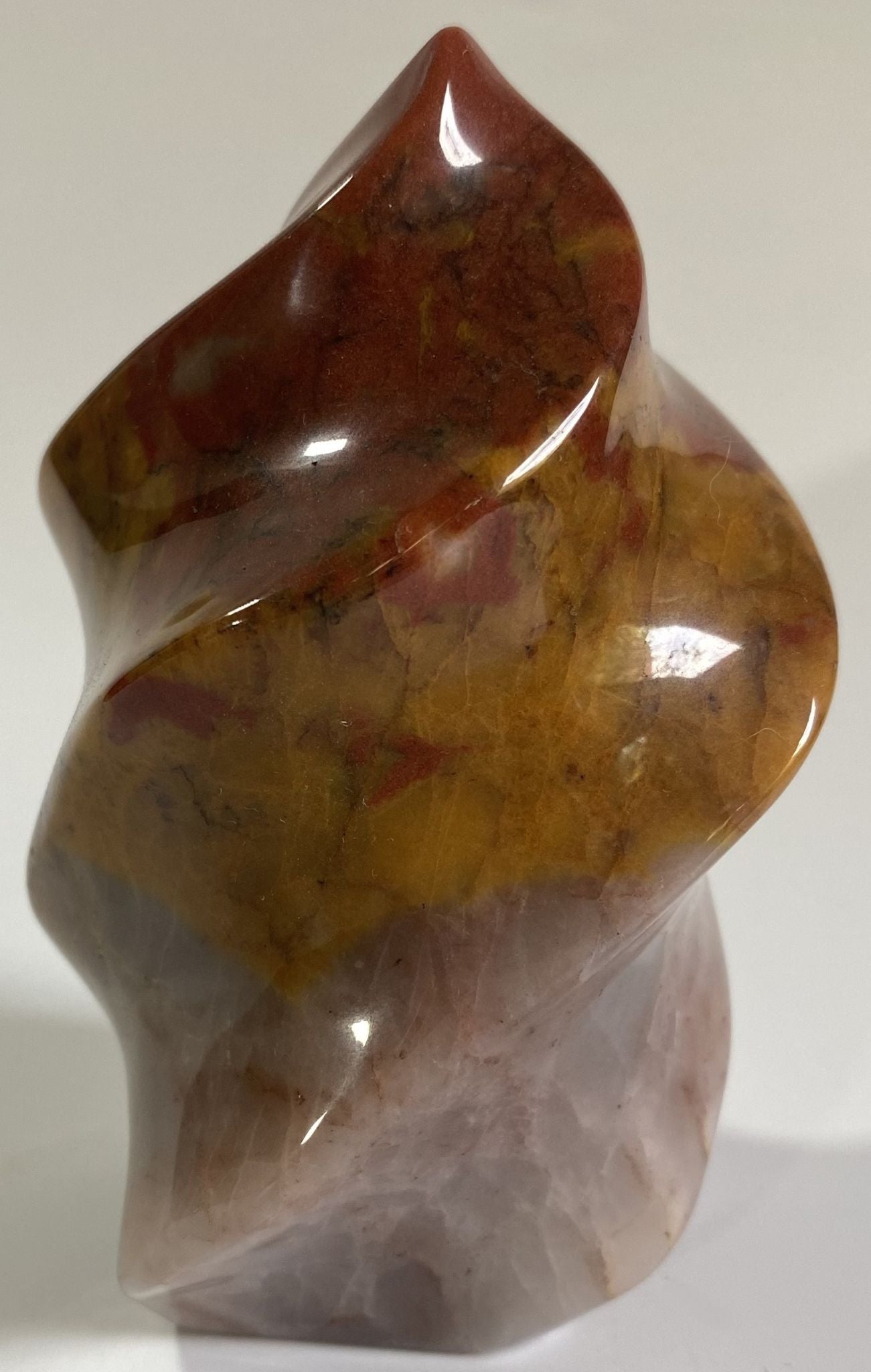 Sculptura decorativa de 10.3cm din piatra semipretioasa de jasp 3 culori pe fundal alb
