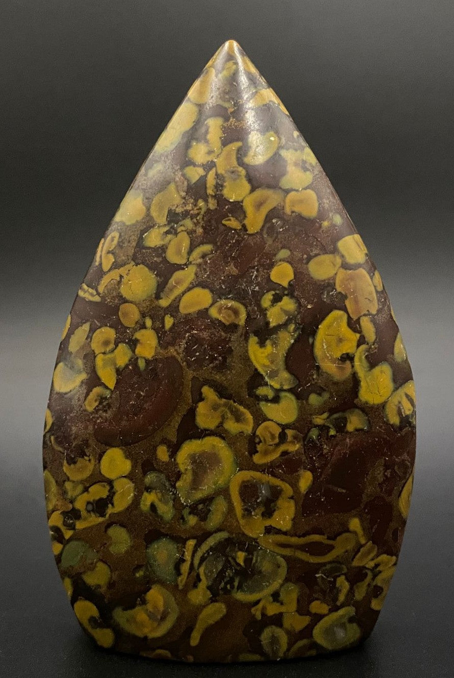 Sculptura din piatra semipretioasa de jasp ajooba pe fundal negru