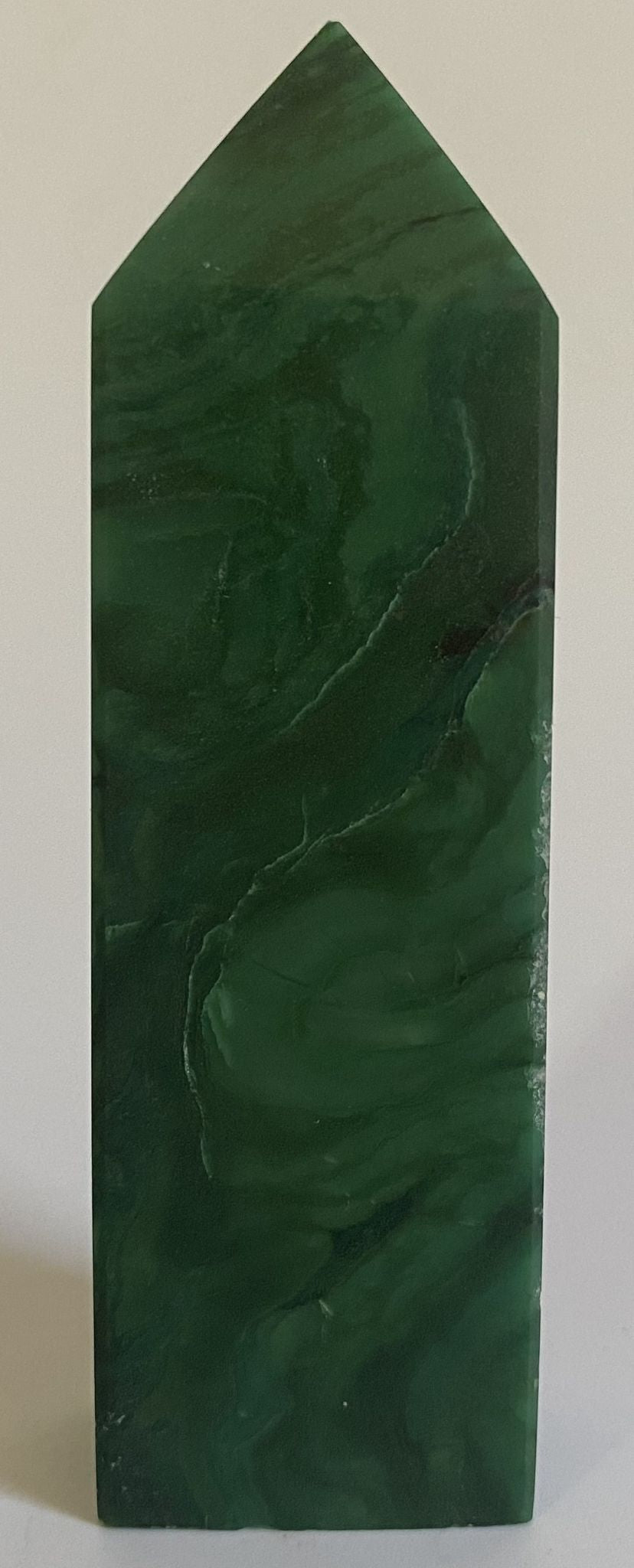Obelisc din cristal de jasp argentine pe fundal alb