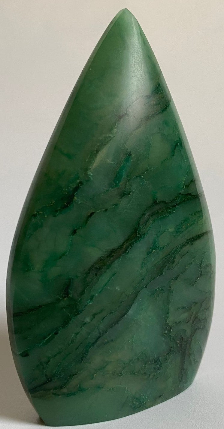 Sculptura din cristal de jasp argentine pe fundal alb