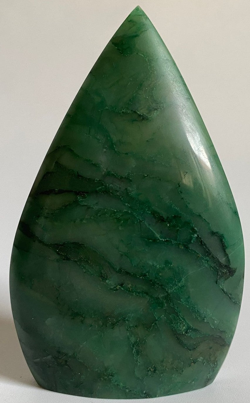 Sculptura de 9.9cm din piatra semipretioasa de jasp argentine pe fundal alb
