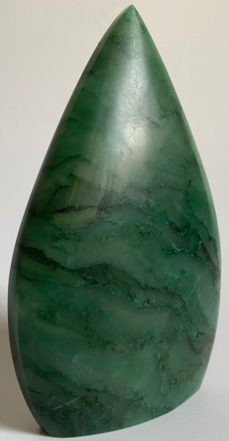 Sculptura de 9.9cm din cristal de jasp argentine pe fundal alb