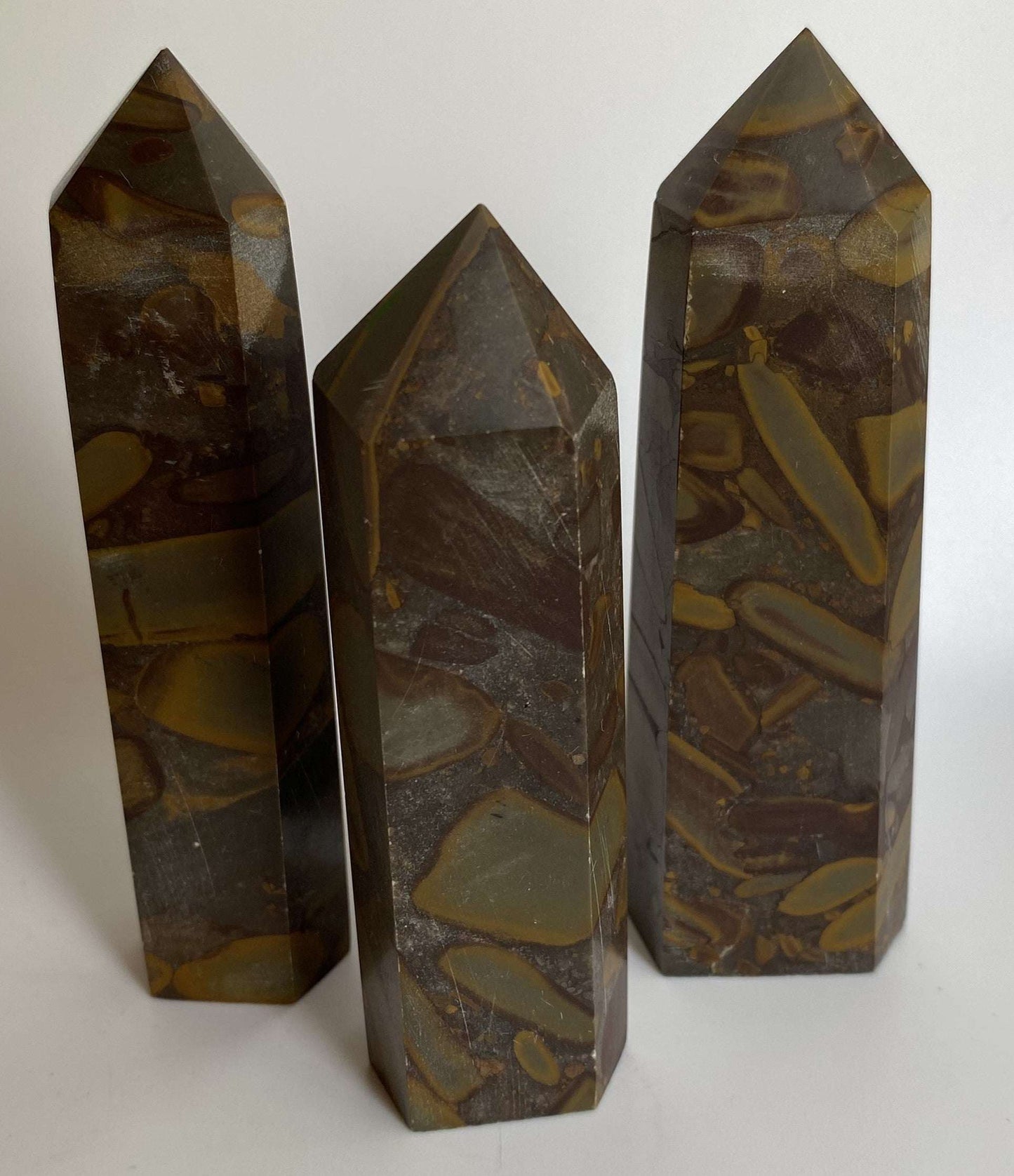 Set of three Jasp Bambus obelisks made of semi-precious stones
