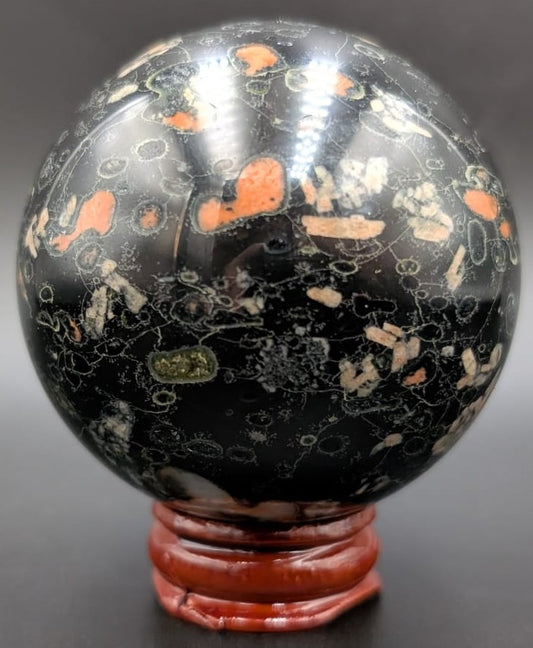 Sfera din piatra semipretioasa de jasp floare de prun pe suport din lemn cu fundal negru