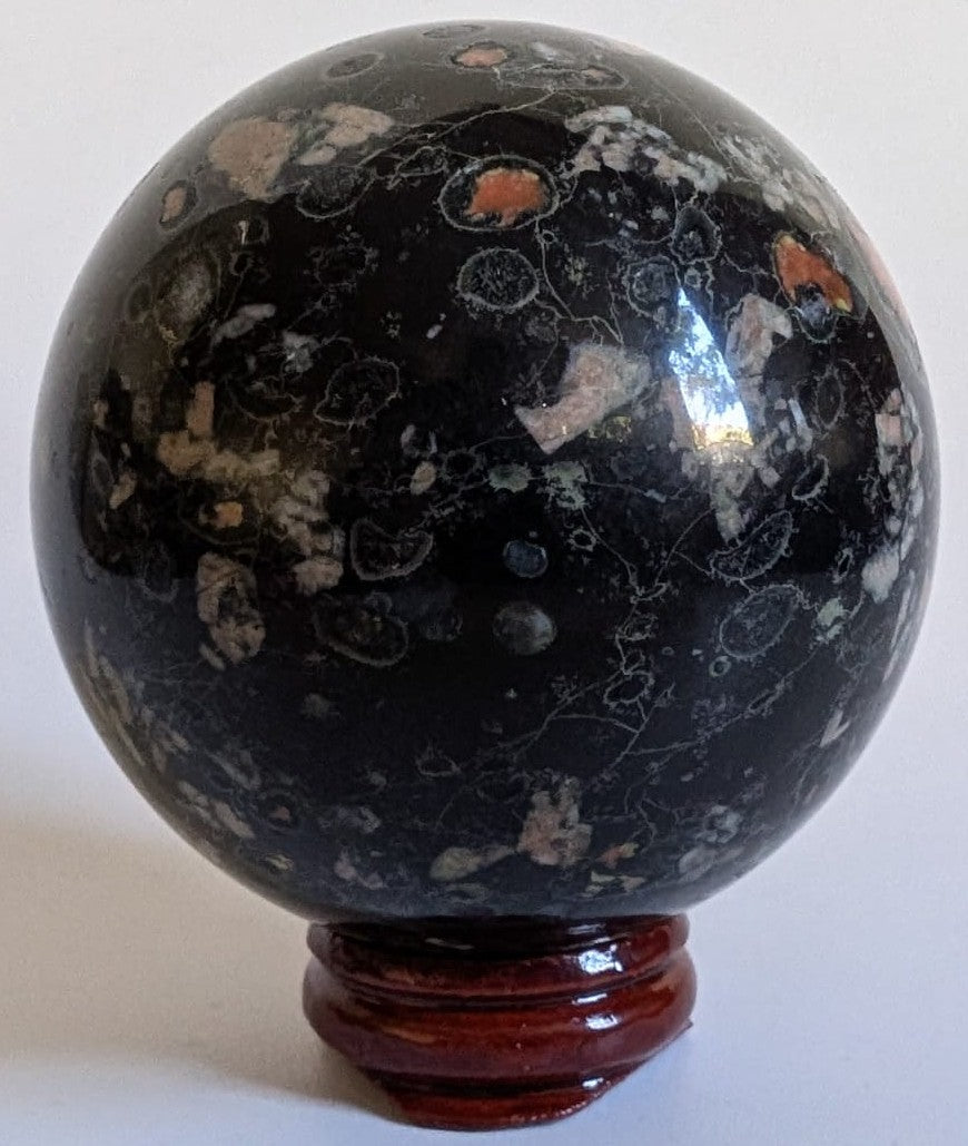 Sfera din cristal de jasp floare de prun pe suport din lemn cu fundal alb