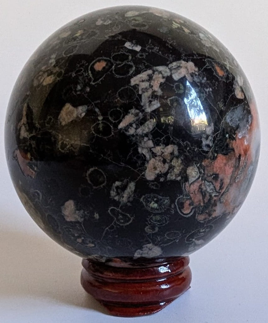 Sfera de 6.1cm din piatra semipretioasa de jasp floare de prun pe suport din lemn cu fundal alb