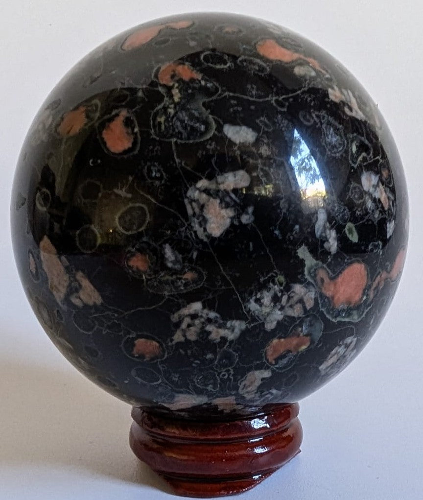 Sfera decorativa de 6.1cm din piatra semipretioasa de jasp floare de prun pe suport din lemn cu fundal alb