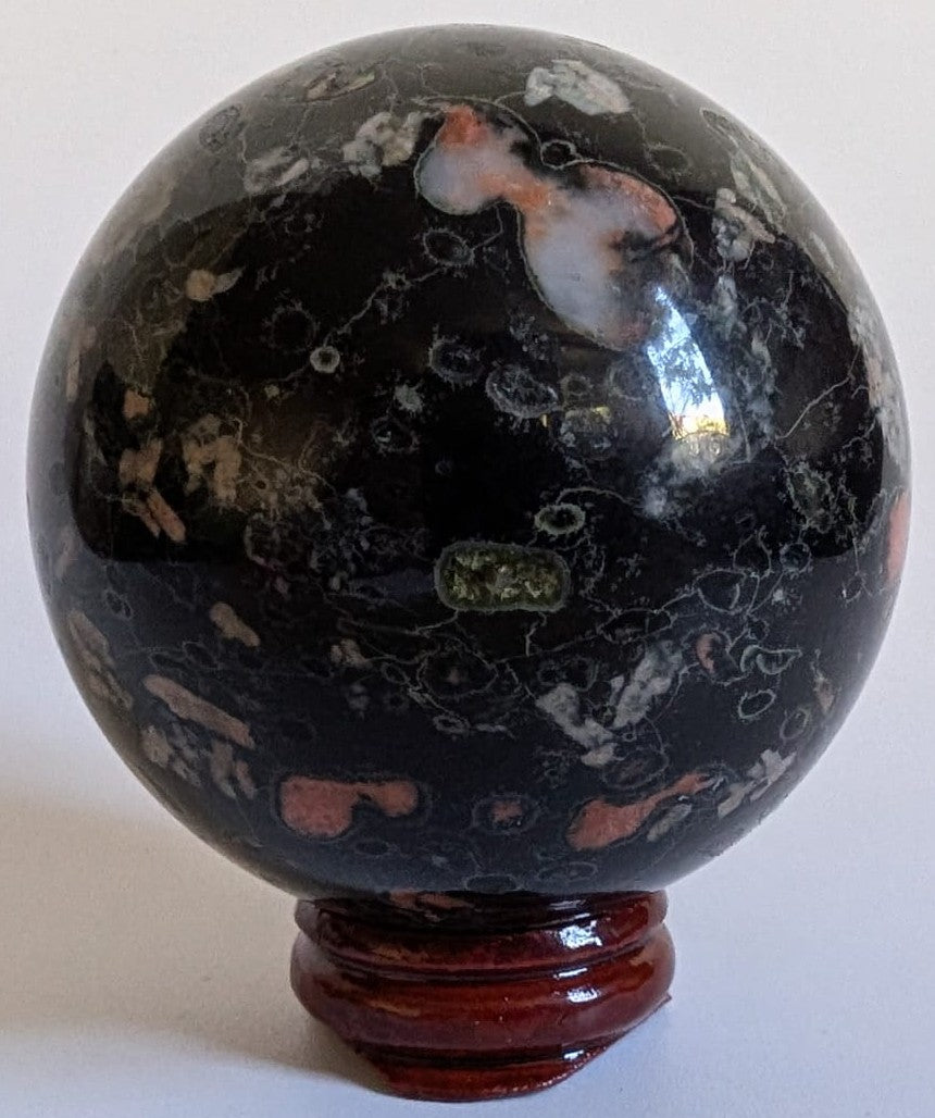Sfera decorativa de 6.1cm din cristal de jasp floare de prun pe suport din lemn cu fundal alb