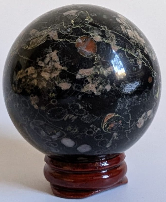 Sfera din cristal de jasp floare de prun pe suport din lemn cu fundal alb