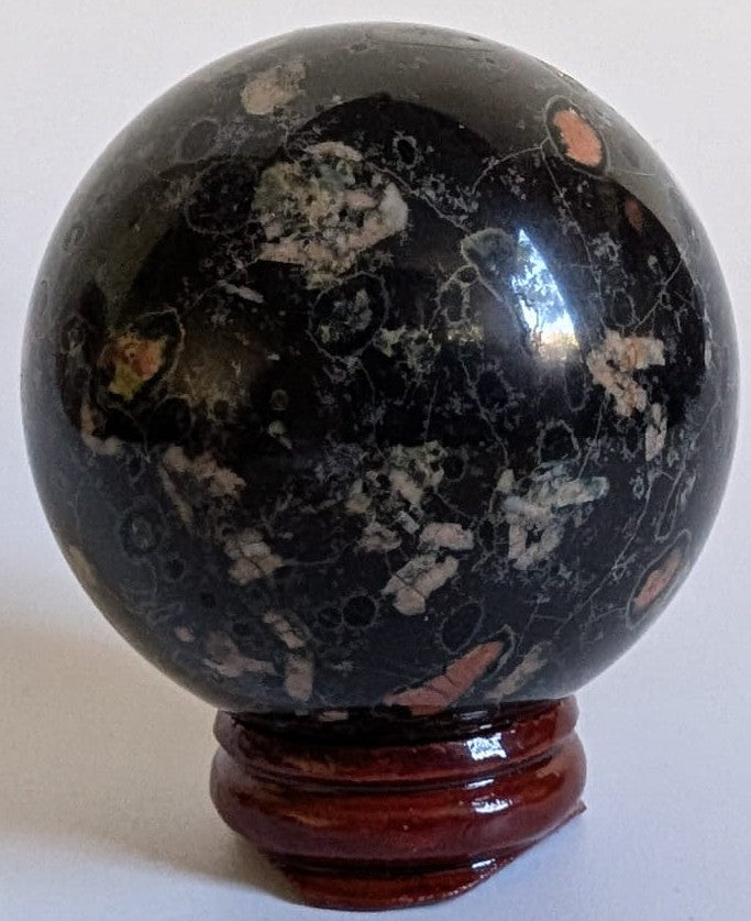 Sfera de 5.3cm din piatra semipretioasa de jasp floare de prun pe suport din lemn cu fundal alb