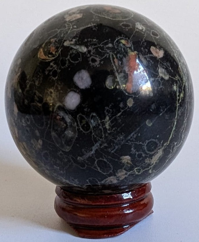 Sfera de 5.3cm din cristal de jasp floare de prun pe suport din lemn cu fundal alb