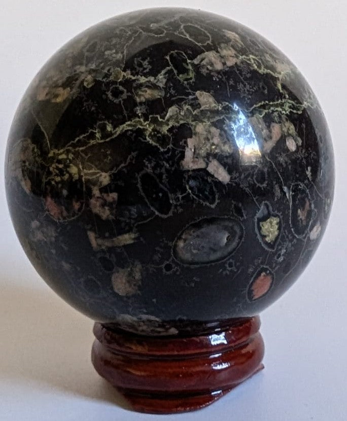 Sfera decorativa de 5.3cm din piatra semipretioasa de jasp floare de prun pe suport din lemn cu fundal alb