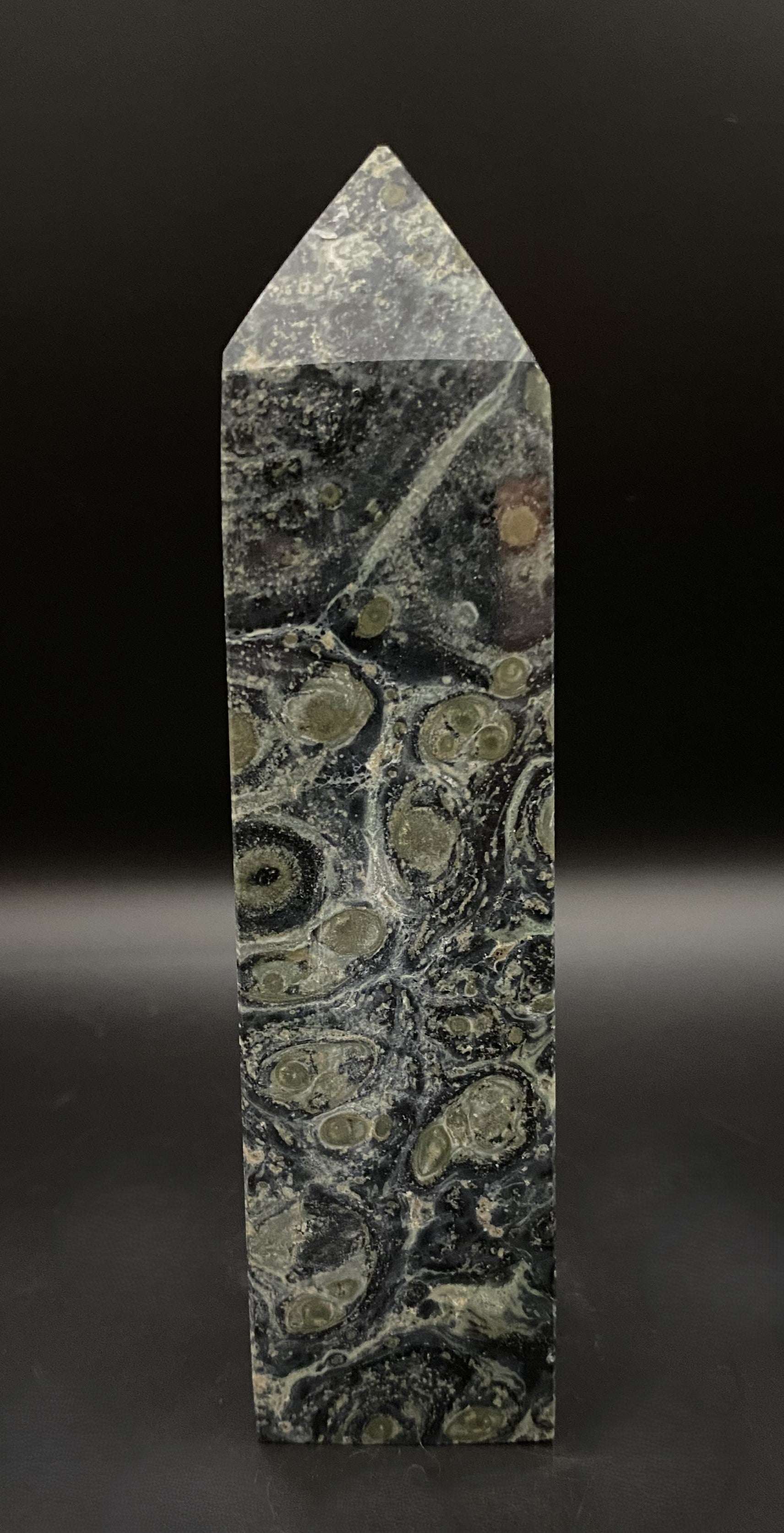 Jasp Kambaba obelisk semi-precious stone with unique green and black patterns