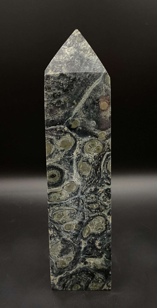 Jasp Kambaba obelisk semi-precious stone with unique green and black patterns