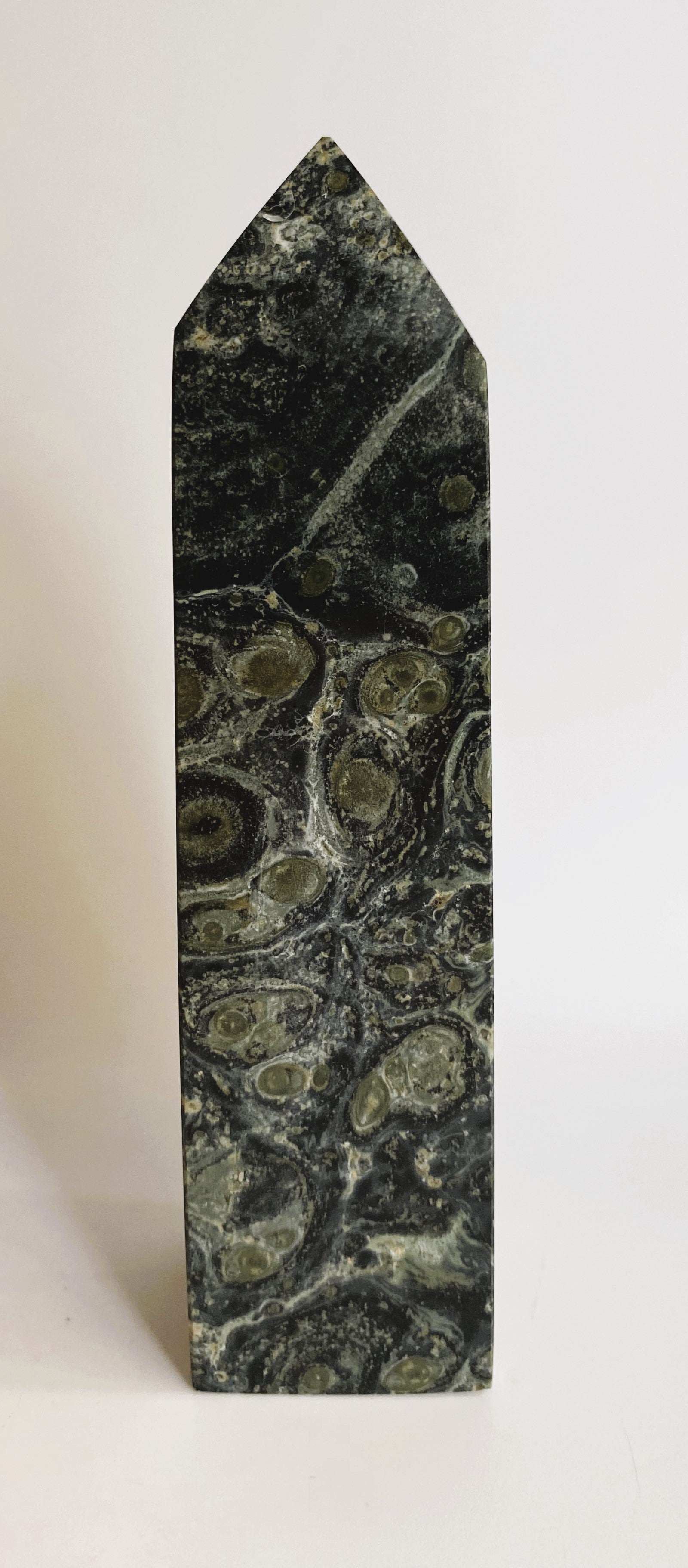 Jasp Kambaba obelisk semiprecious stone with green and black patterns