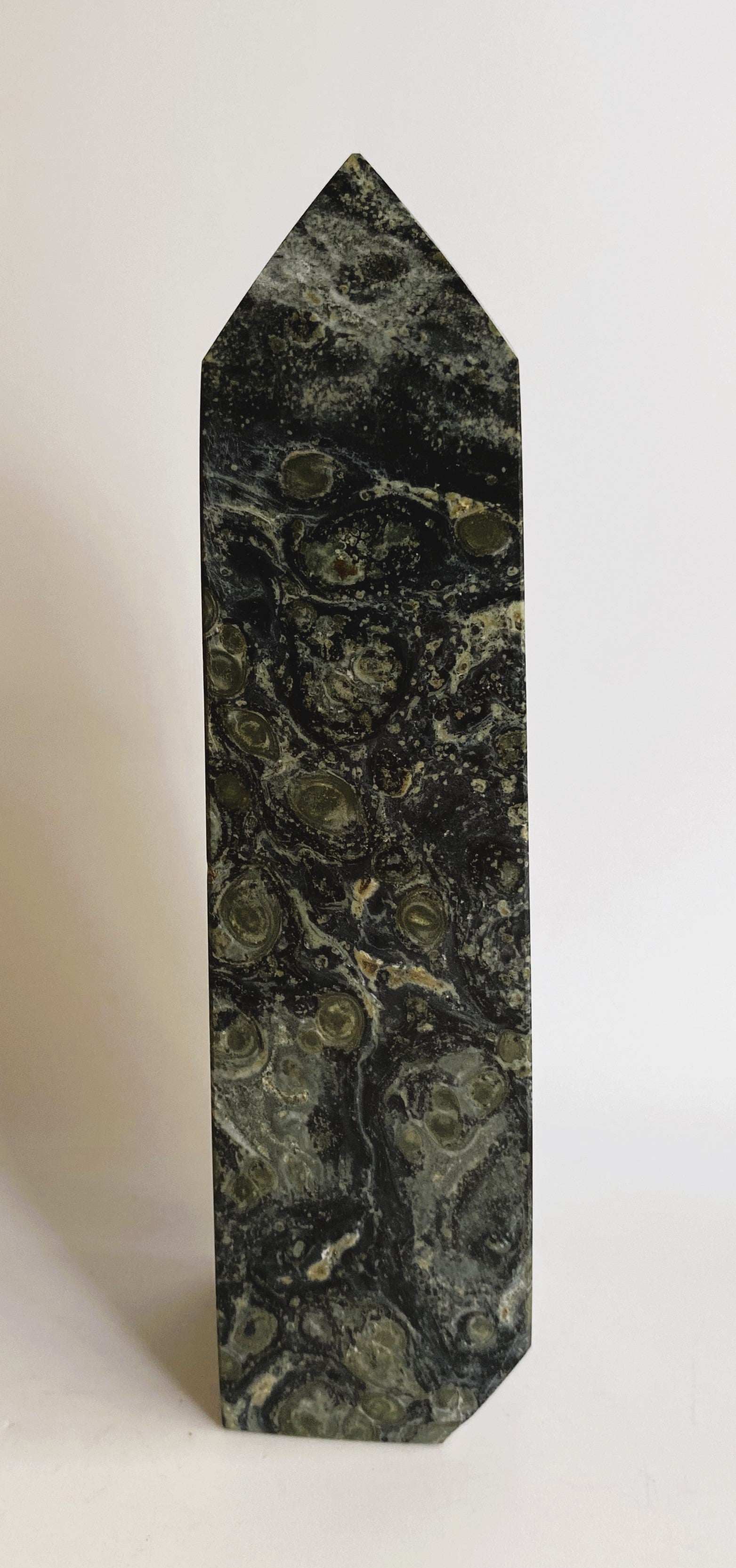 Jasp Kambaba obelisk semi-precious stone with green and black circular patterns