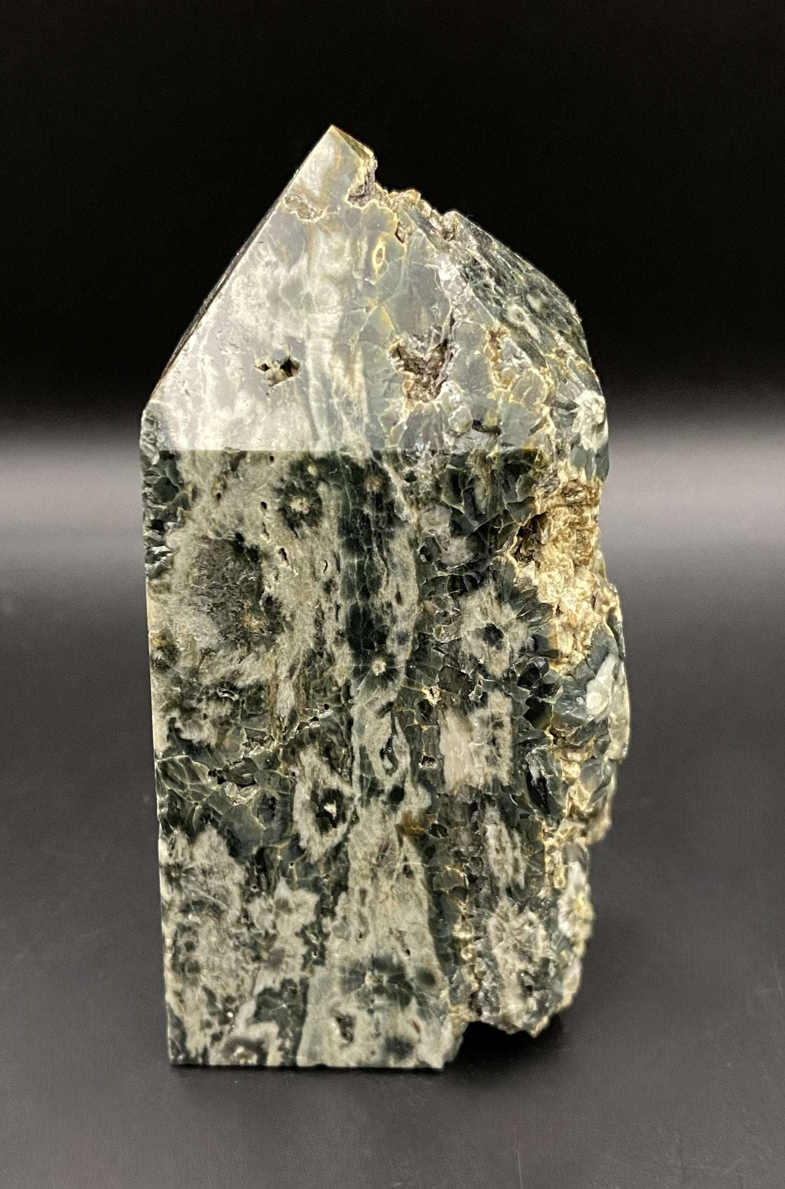 obelisc brut din jasp kambaba cu textura naturala si finisaj lucios