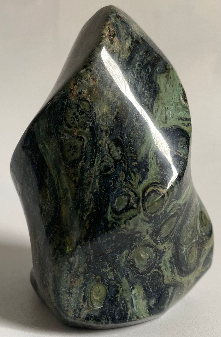 Sculptura de 9.5cm din piatra semipretioasa de jasp kambaba pe fundal alb
