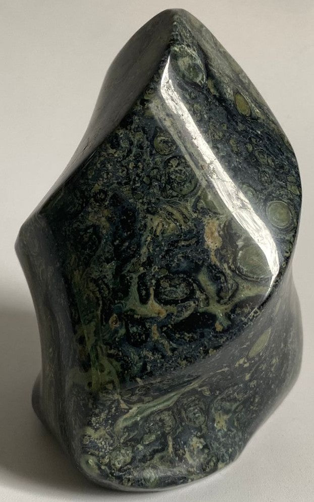 Sculptura de 9.5cm din cristal de jasp kambaba pe fundal alb