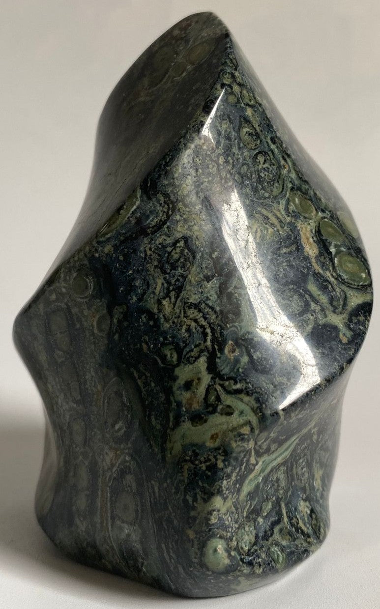 Sculptura decorativa de 9.5cm din piatra semipretioasa de jasp kambaba pe fundal alb