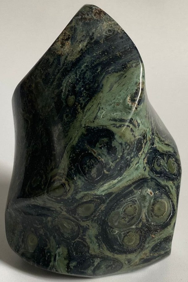 Sculptura decorativa de 9.5cm din cristal de jasp kambaba pe fundal alb