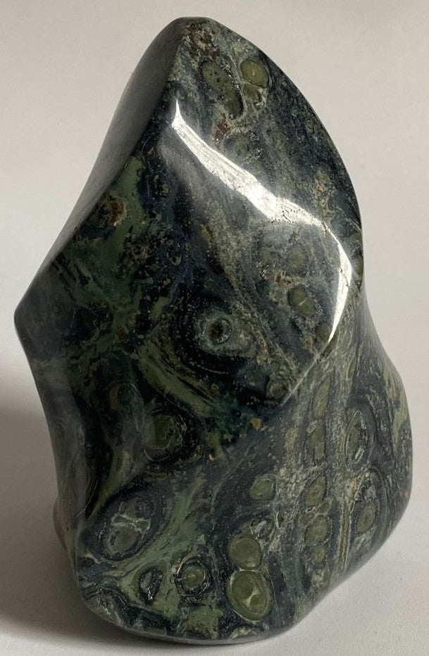 Sculptura unicat de 9.5cm din piatra semipretioasa de jasp kambaba pe fundal alb
