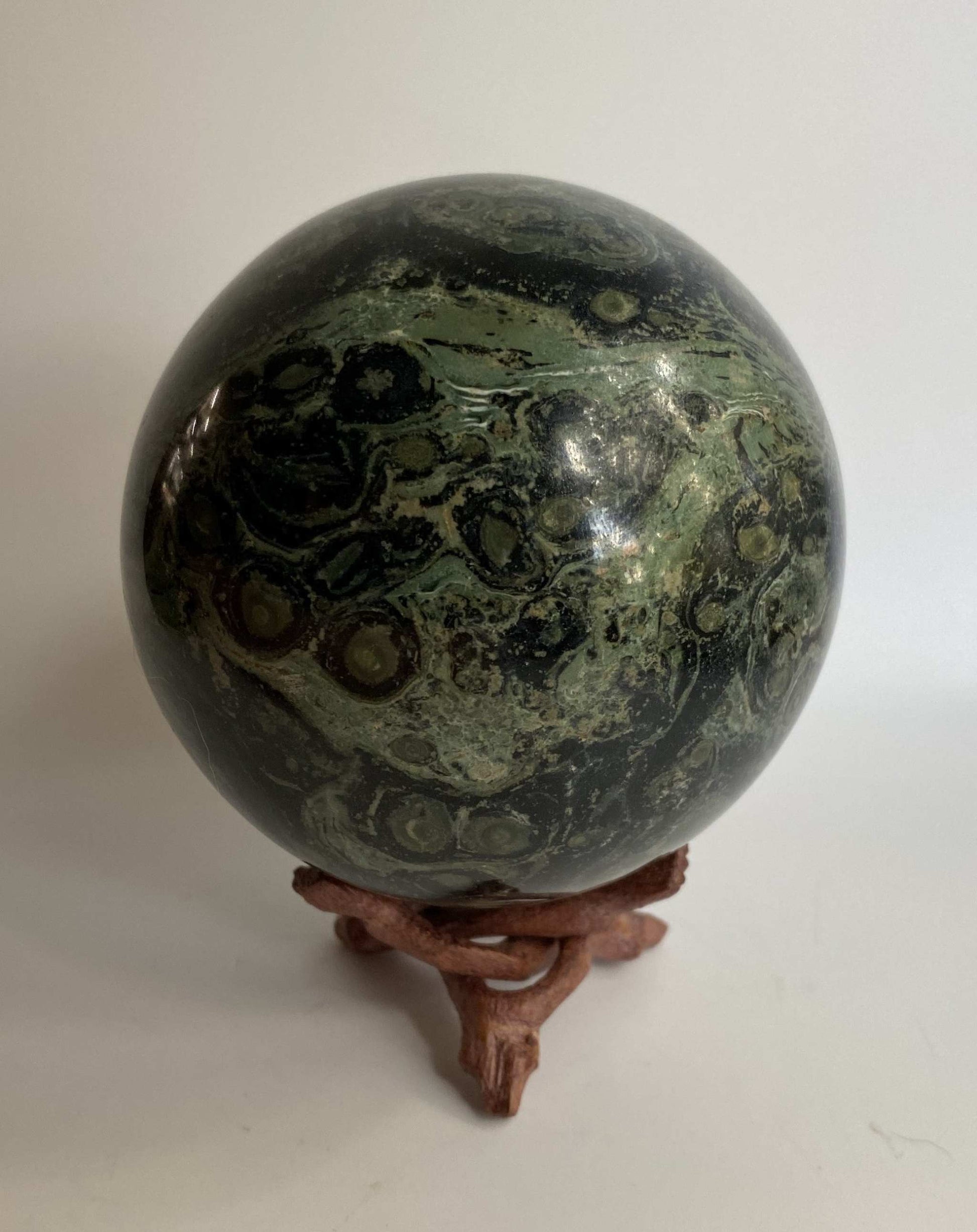 Jasp Kambaba spherical stone on wooden stand semi-precious gemstone sphere