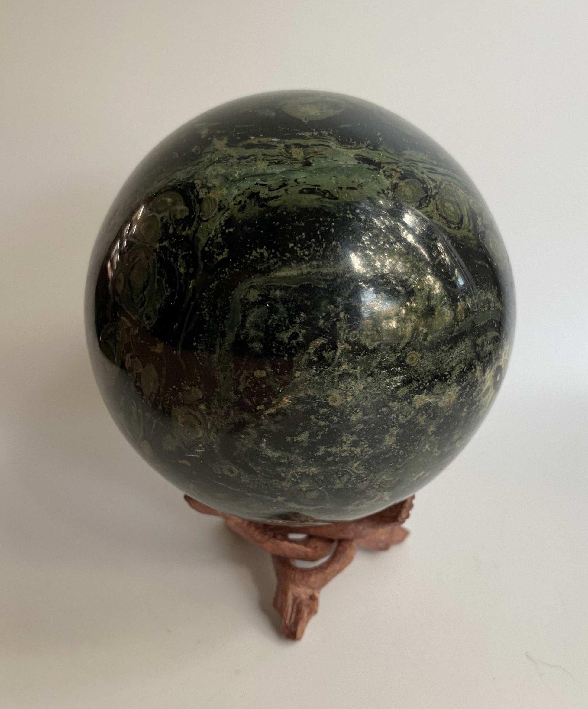 Jasp Kambaba polished sphere on wooden stand semi-precious stone decoration