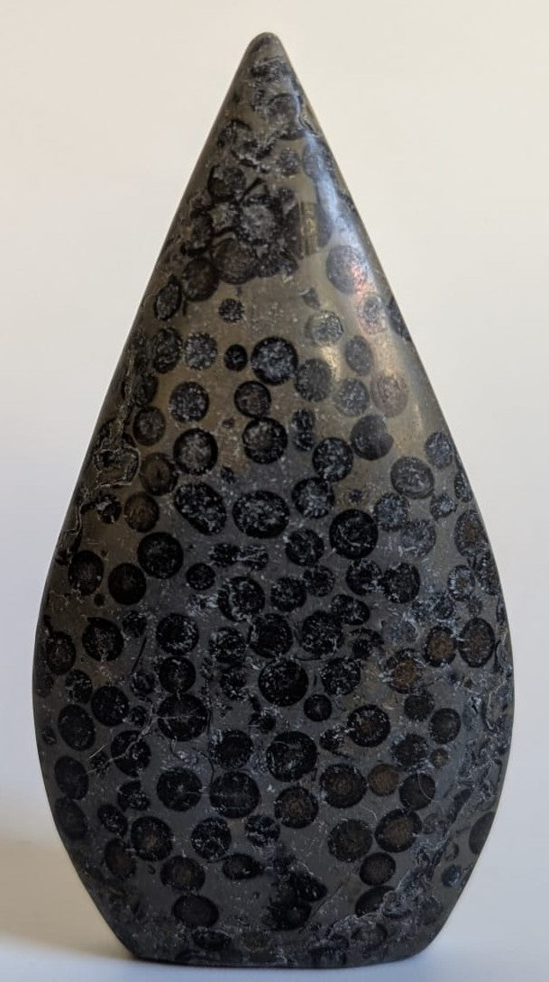 Sculptura din piatra semipretioasa de jasp leopard pe fundal alb