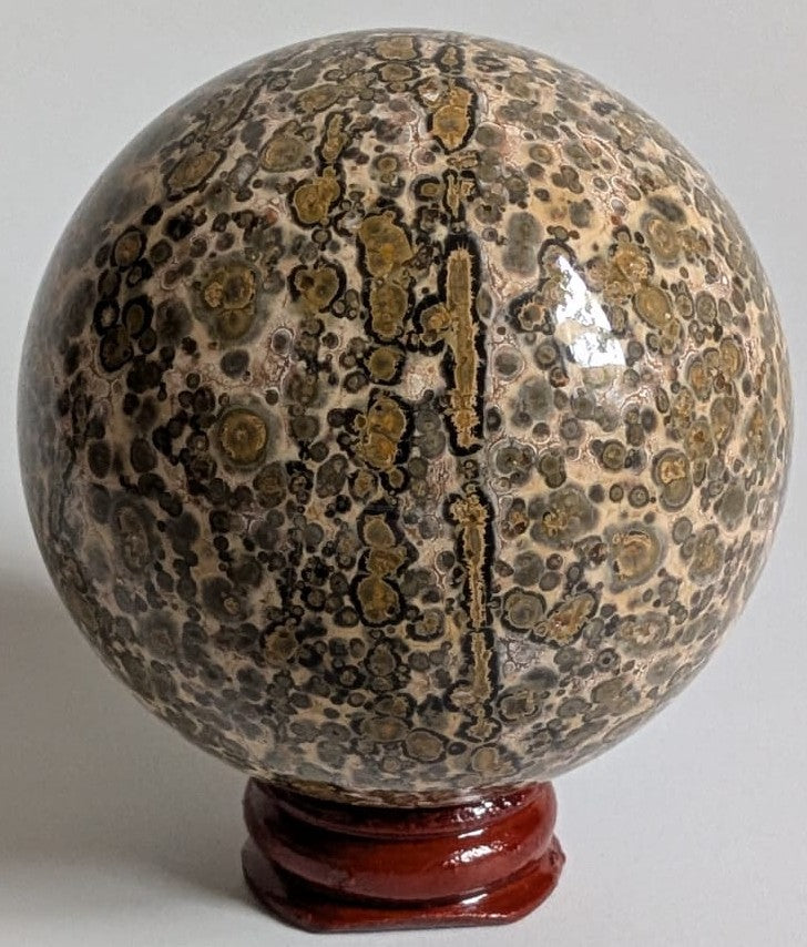Sfera de 6.6cm din piatra semipretioasa de jasp leopard pe suport din lemn cu fundal alb