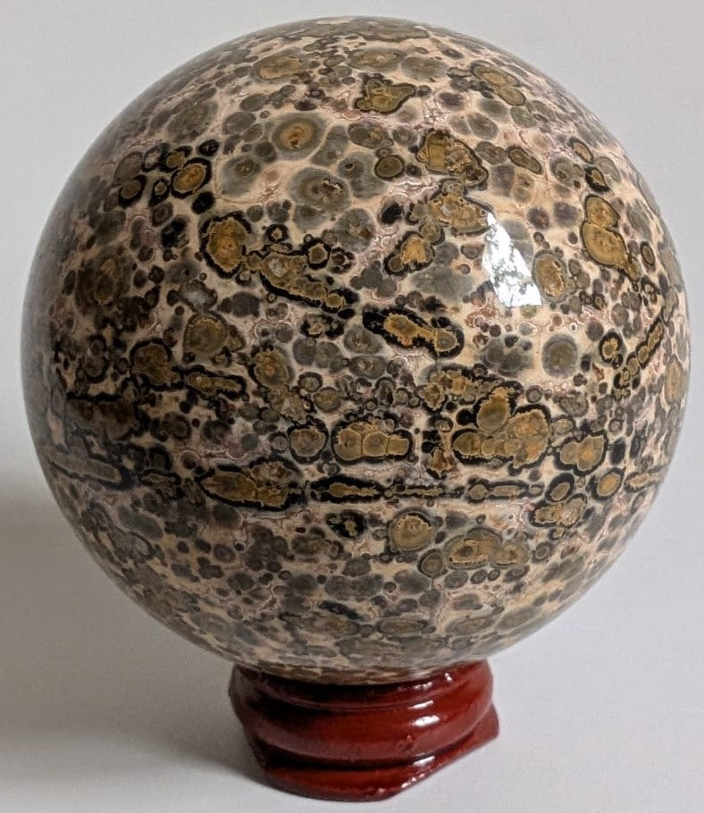 Sfera de 6.6cm din cristal de jasp leopard pe suport din lemn cu fundal alb