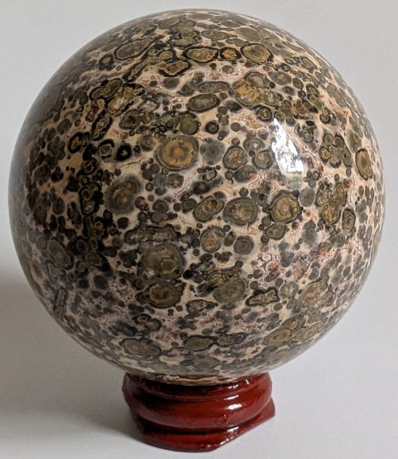 Sfera decorativa de 6.6cm din piatra semipretioasa de jasp leopard pe suport din lemn cu fundal alb
