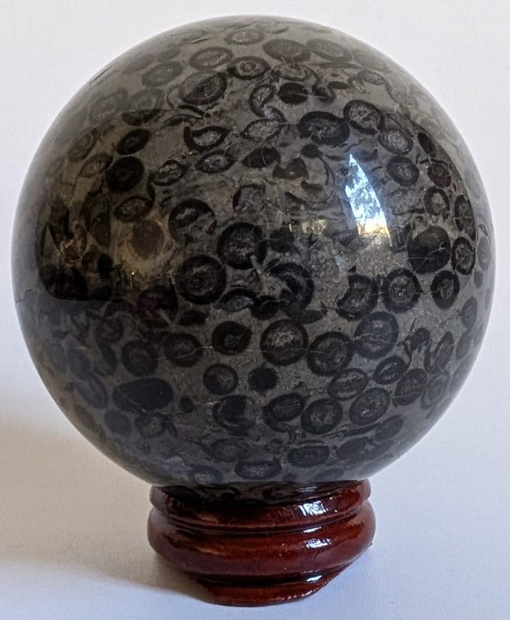 Sfera decorativa de 5.8cm din piatra semipretioasa de jasp leopard pe suport din lemn cu fundal alb
