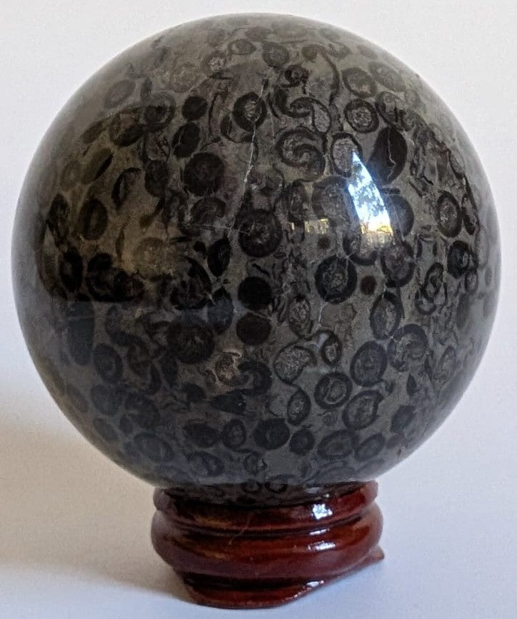 Sfera decorativa de 5.8cm din cristal de jasp leopard pe suport din lemn cu fundal alb