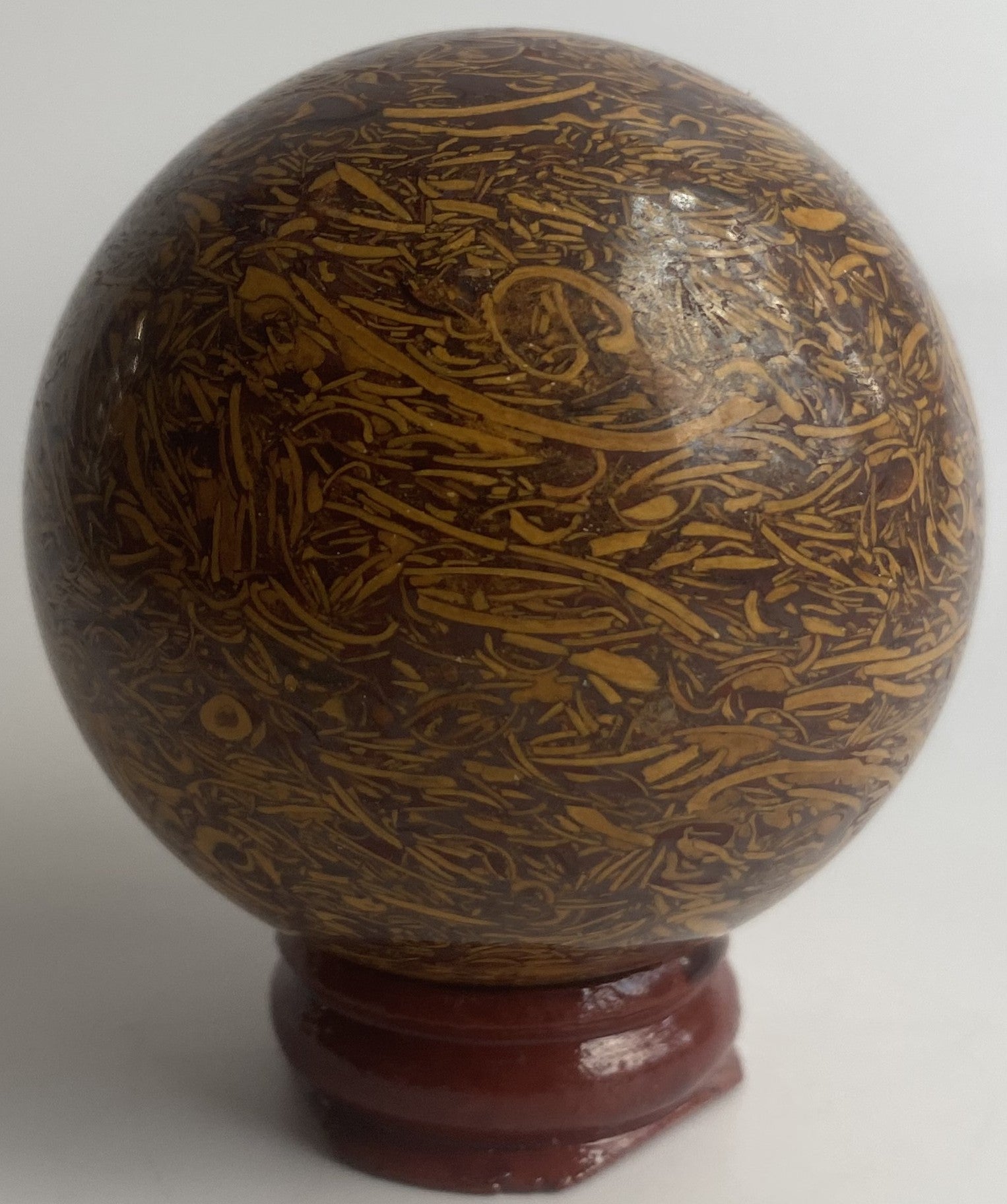 Sfera de 5.7cm din cristal de jasp miriam pe suport din lemn cu fundal alb