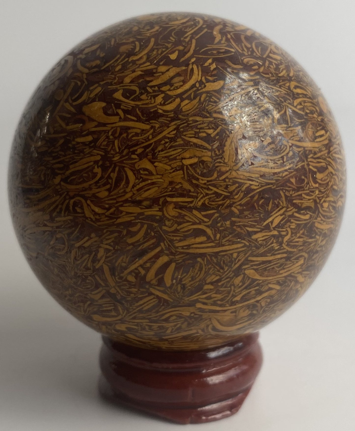 Sfera de 5.7cm din piatra semipretioasa de jasp caligrafic pe suport din lemn cu fundal alb