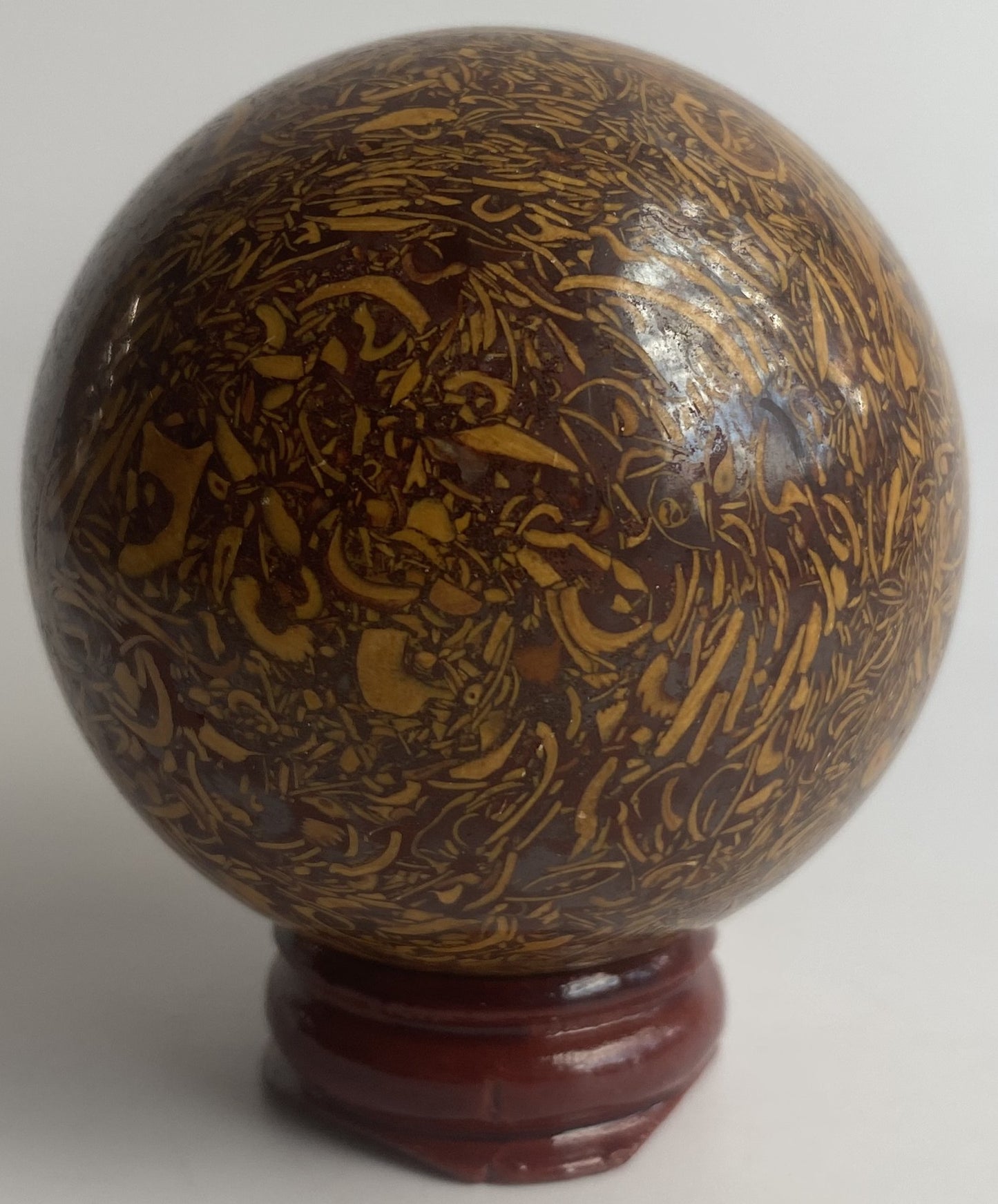 Sfera de 5.7cm din cristal de jasp caligrafic pe suport din lemn cu fundal alb