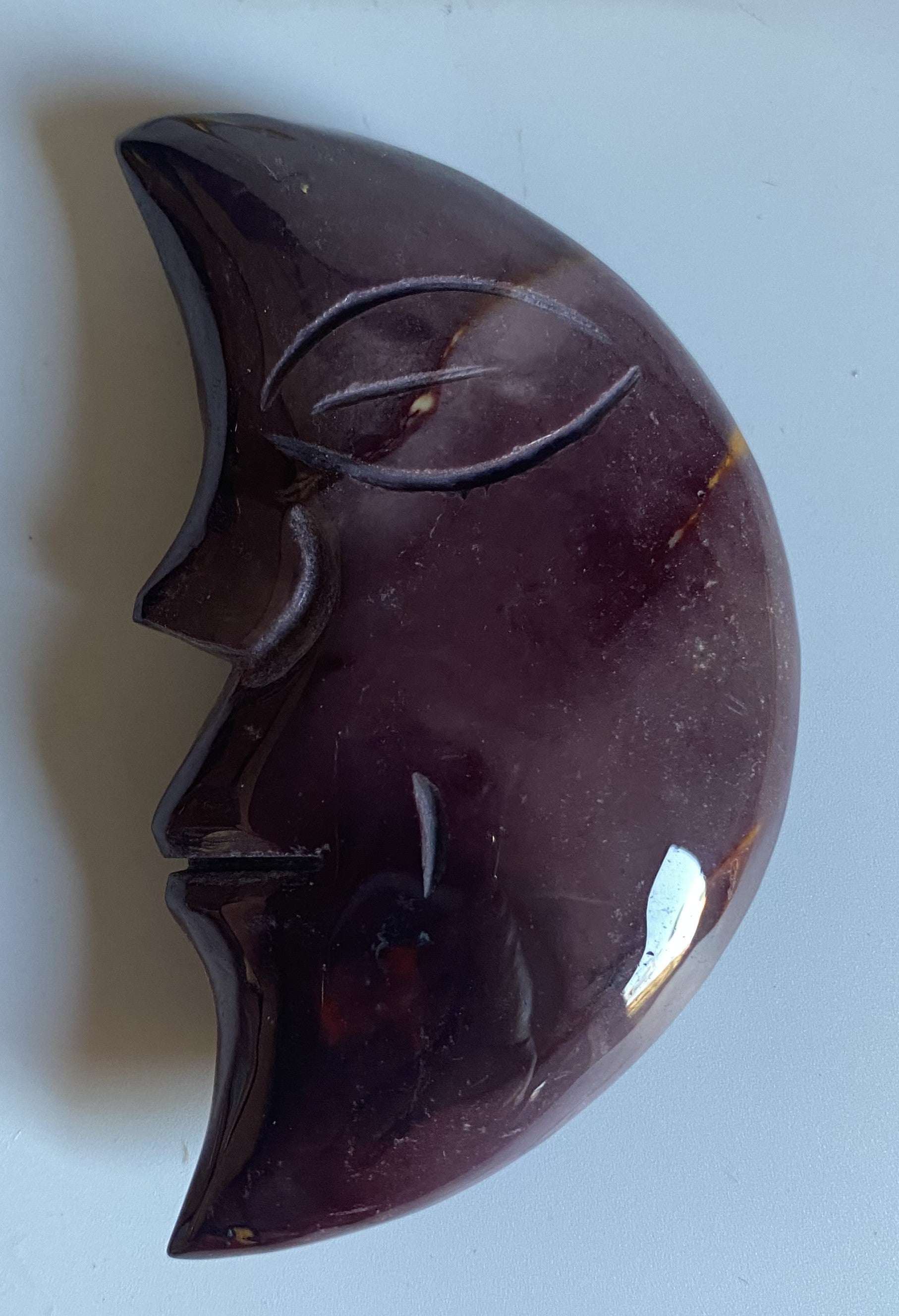 Luna decorativa din Jasp Mookait violet cu suport metalic, 9.6 cm