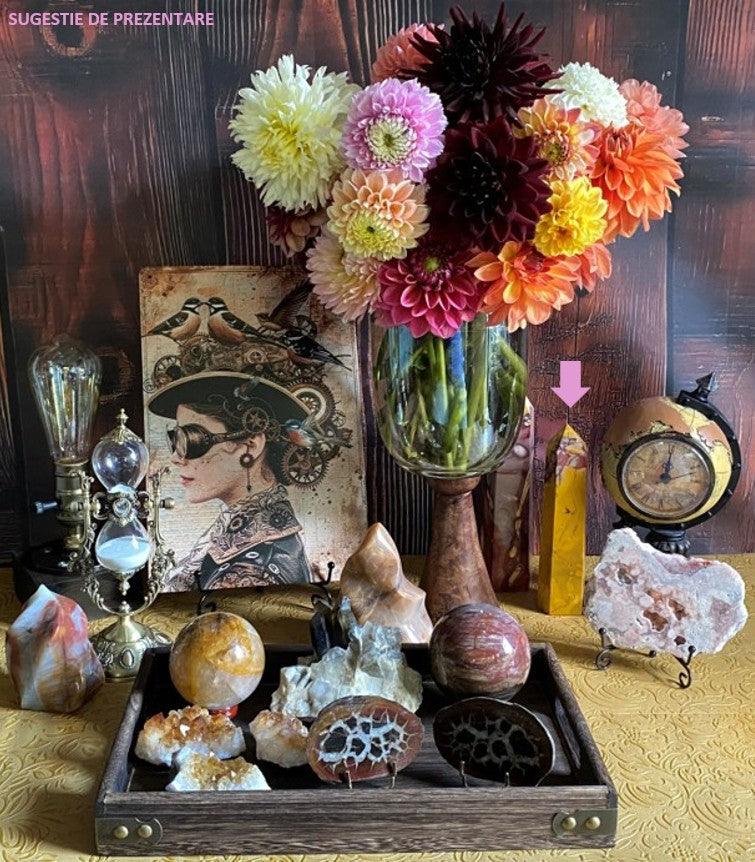Obelisc din Jasp Mookait de 18cm, piatră semiprețioasă naturală, decor vintage cu flori și obiecte antice pe fundal de lemn.