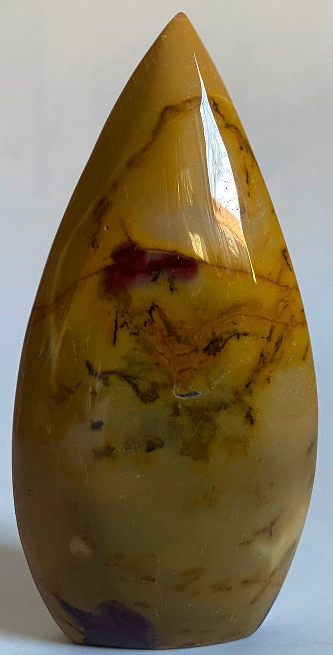 Sculptura din cristal de jasp mookait pe fundal alb